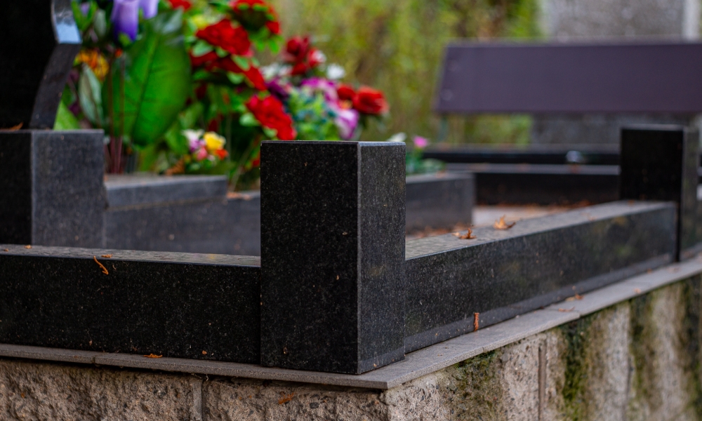 Как сочетать памятники с оградой и другими элементами участка